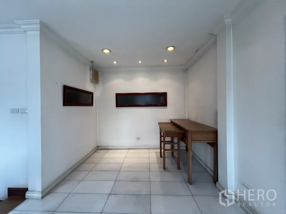 ทาวน์เฮาส์ ขายในWatthana, Bangkok - ห้องอเนกประสงค์ พื้นกระเบื้อง พร้อมโต๊ะไม้ขนาดเล็ก