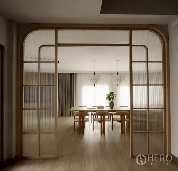 Detached House for rent in Bang Phli, Samut Prakan - Glass-and-wood sliding partition leading to the dining room