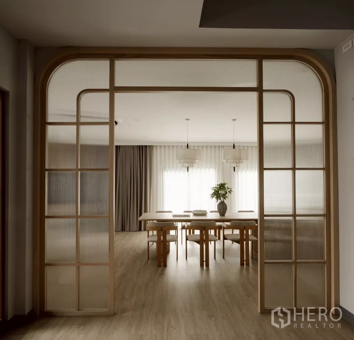 Detached House for rent in Bang Phli, Samut Prakan - Glass-and-wood sliding partition leading to the dining room