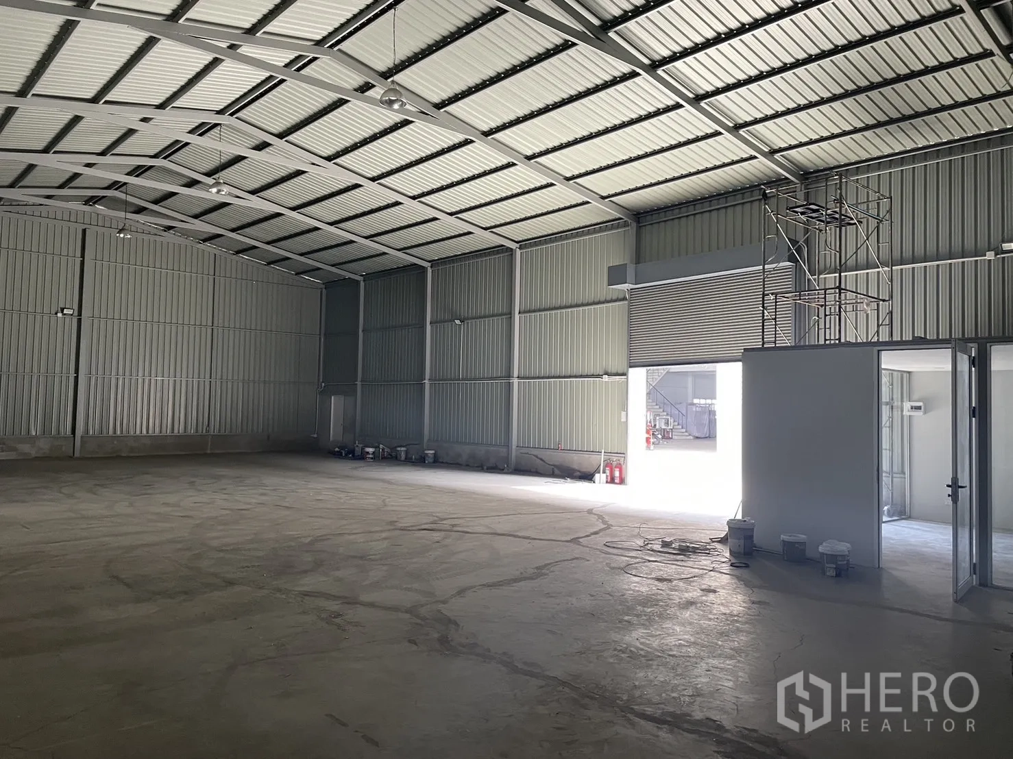 โรงงาน for rent in Mueang Samut Prakan, Samut Prakan - ภายในโรงงานโครงเหล็กเพดานสูง พื้นคอนกรีต พร้อมช่องประตูม้วนและห้องขนาดเล็ก