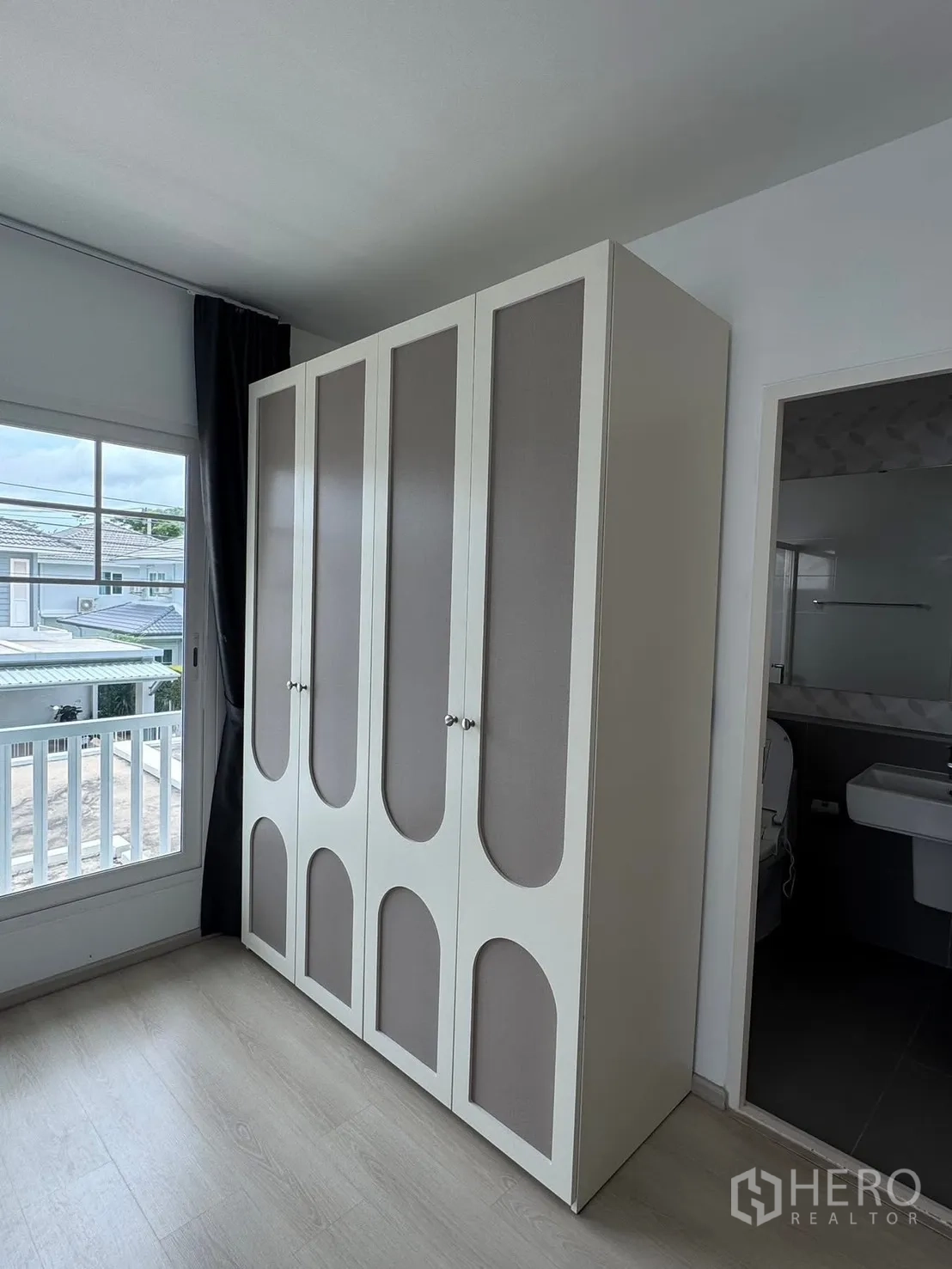 บ้านเดี่ยว for rent in Bang Phli, Samut Prakan - ตู้เสื้อผ้าสูงข้างประตูทางเข้าห้องน้ำ