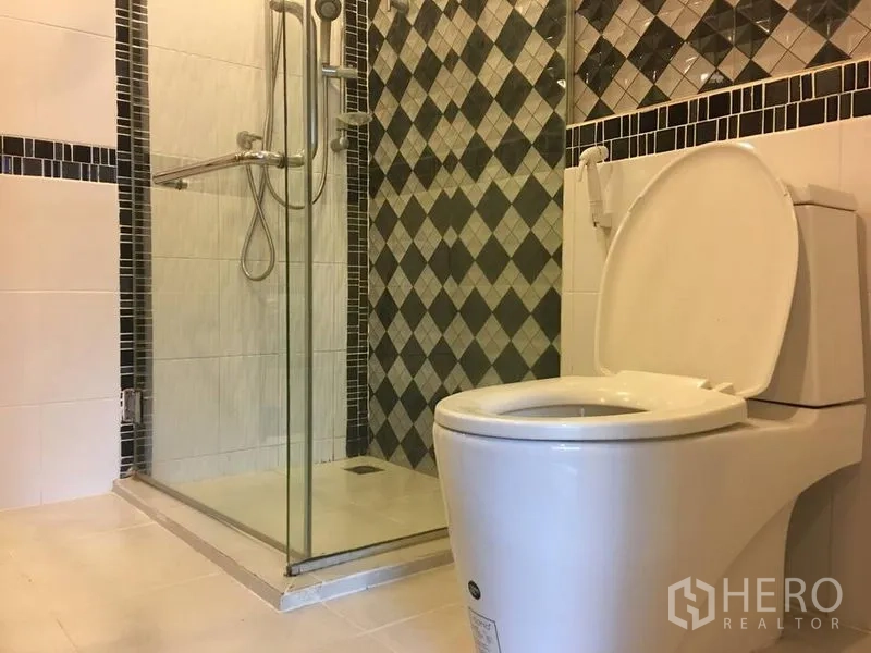 ทาวน์เฮาส์ ให้เช่าในBang Rak, Bangkok - ห้องน้ำสไตล์โมเดิร์น พร้อมตู้กระจกอาบน้ำ ฝักบัวมือจับ และโถสุขภัณฑ์ ลายกระเบื้องตาราง
