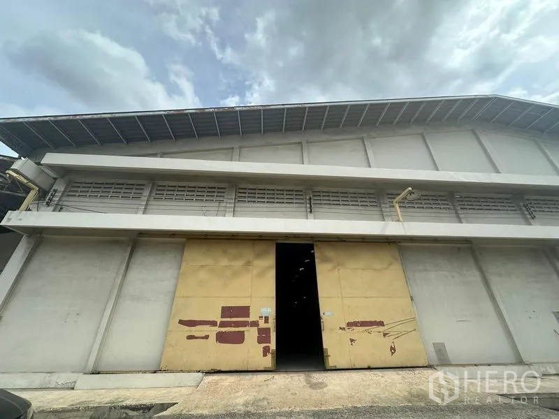 คลังสินค้า ให้เช่าในYan Nawa, Bangkok - ด้านหน้าตัวอาคารโกดัง ประตูบานเลื่อนสูง พร้อมทางลาดสำหรับขนถ่าย