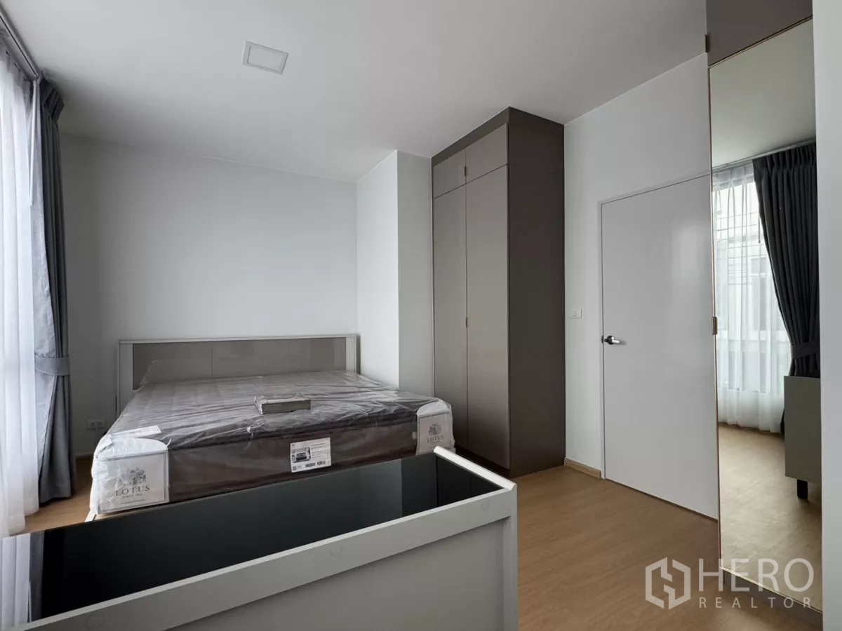 Townhouse for rent in Bang Phli, Samut Prakan - Primary bedroom with bed frame and tall fitted wardrobe.