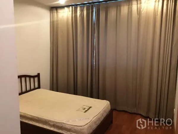 คอนโด ให้เช่าหรือขายในKhlong Toei, Bangkok - ห้องนอนรอง เตียงนอน หัวเตียงไม้ และผ้าม่านเต็มบานจรดพื้น