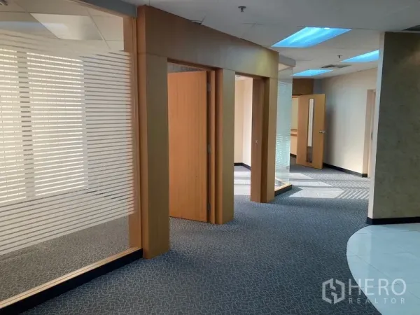 สำนักงาน ให้เช่า - โถงทางเดินกั้นกระจก กรอบไม้ นำไปสู่ห้องทำงานส่วนตัว ใต้ไฟฝังเพดาน