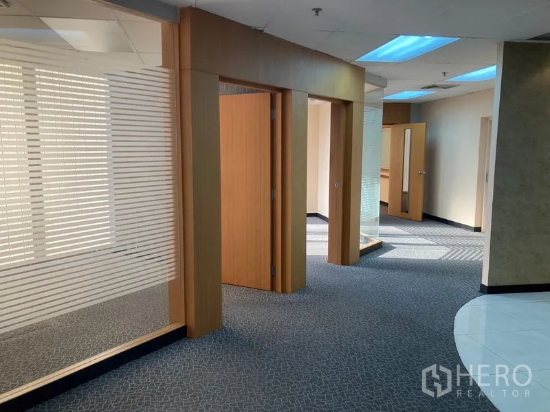 สำนักงาน ให้เช่า - โถงทางเดินกั้นกระจก กรอบไม้ นำไปสู่ห้องทำงานส่วนตัว ใต้ไฟฝังเพดาน