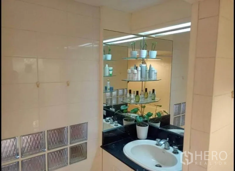 คอนโด ให้เช่าหรือขายในKhlong Toei, Bangkok - เคาน์เตอร์อ่างล้างหน้า กระจกบานใหญ่ พร้อมชั้นวางแก้วและกระถางต้นไม้