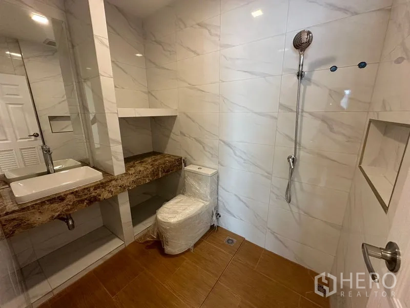 สำนักงานที่บ้าน ให้เช่าในWang Thonglang, Bangkok - ห้องน้ำกว้าง เคาน์เตอร์หินอ่อนและฝักบัว