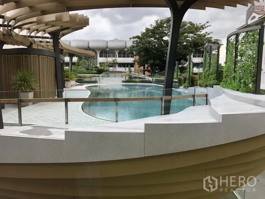 คอนโด ขายในWatthana, Bangkok - สระว่ายน้ำทรงโค้งสไตล์รีสอร์ทพร้อมสวนและศาลาในคอนโดเขตวัฒนา