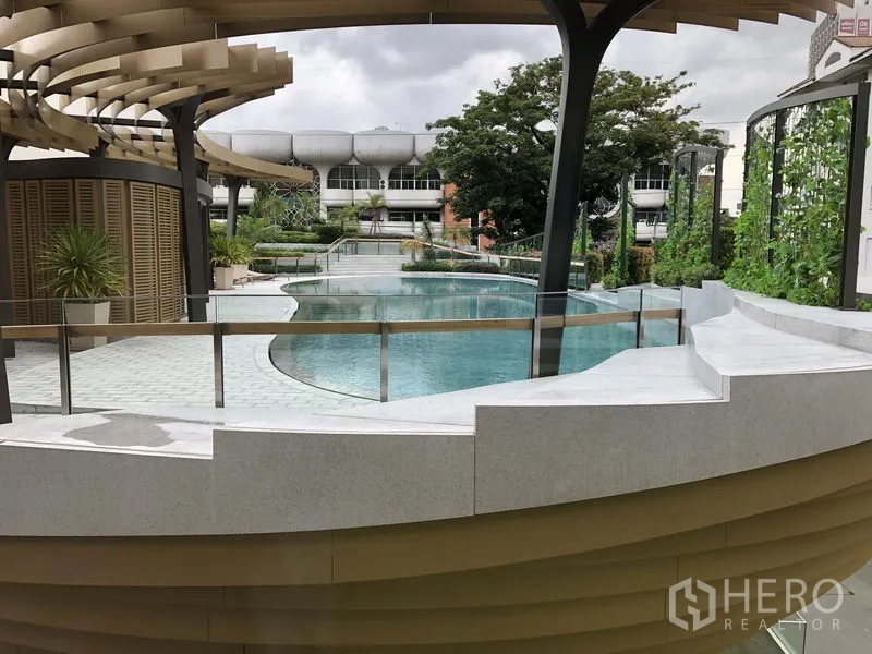 คอนโด ขายในWatthana, Bangkok - สระว่ายน้ำทรงโค้งสไตล์รีสอร์ทพร้อมสวนและศาลาในคอนโดเขตวัฒนา