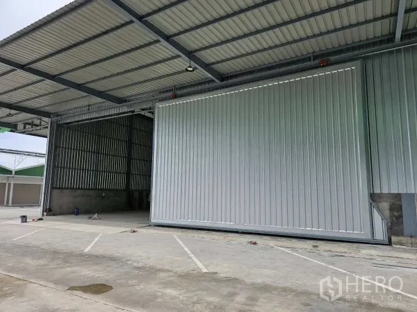 คลังสินค้า ให้เช่าในLam Luk Ka, Pathum Thani - ช่องโหลดสินค้ามีหลังคาพร้อมประตูบานเลื่อนเหล็กขนาดใหญ่ของโกดังในลำลูกกา