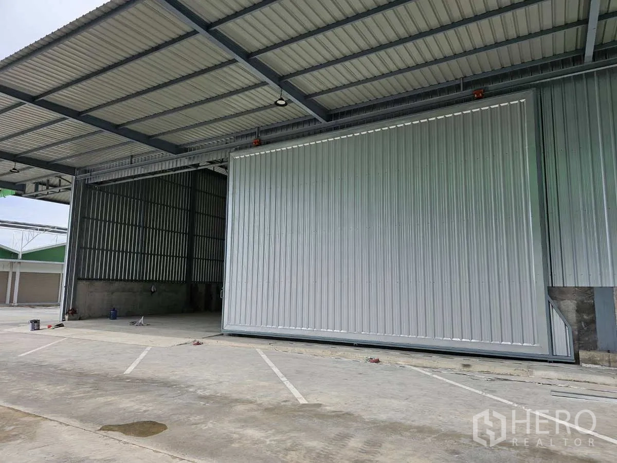 คลังสินค้า ให้เช่าในLam Luk Ka, Pathum Thani - ช่องโหลดสินค้ามีหลังคาพร้อมประตูบานเลื่อนเหล็กขนาดใหญ่ของโกดังในลำลูกกา