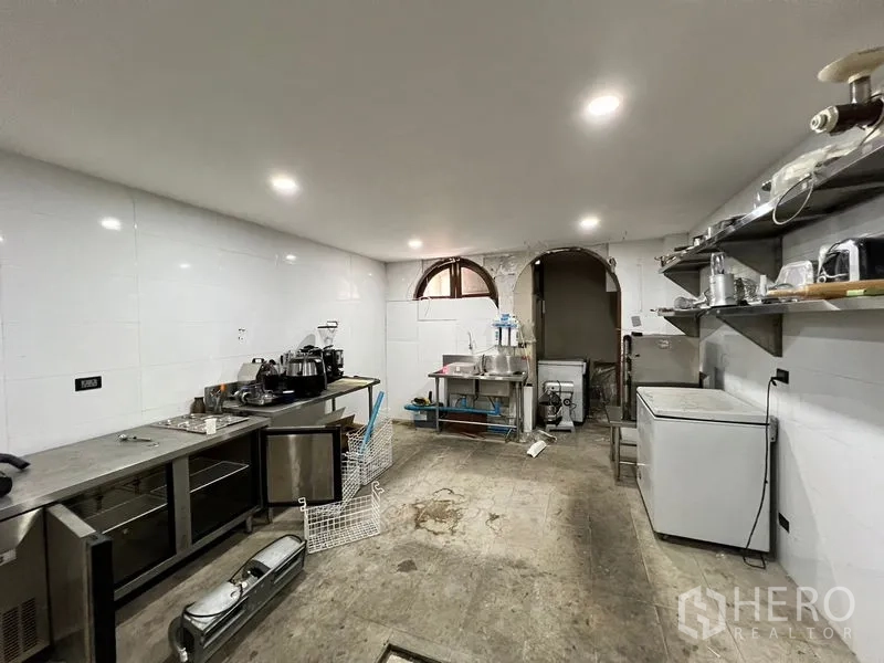 อาคารพาณิชย์ ให้เช่าในWatthana, Bangkok - ห้องอเนกประสงค์กรุกระเบื้องสีขาว มีชั้นวาง ตู้เย็น และอ่างล้างจาน.