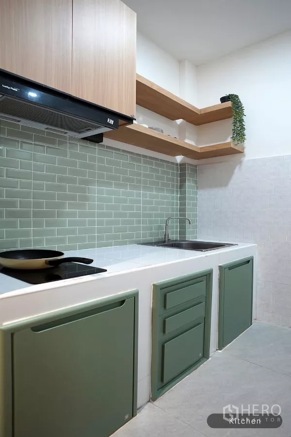 ทาวน์เฮาส์ ให้เช่าในHuai Khwang, Bangkok - อ่างล้างจานและเตา พร้อมชั้นวางมุมและกระเบื้องสีเขียวมิ้นต์