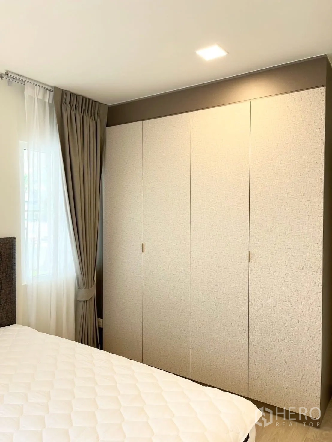 Detached House for rent in Bang Phli, Samut Prakan - Cozy bedroom with a large built-in wardrobe and soft drapes.