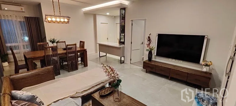 บ้าน ให้เช่าในPrawet, Bangkok - ห้องนั่งเล่นโทนอบอุ่น มีผนังทีวี โคมไฟแขวน และส่วนรับประทานอาหาร.