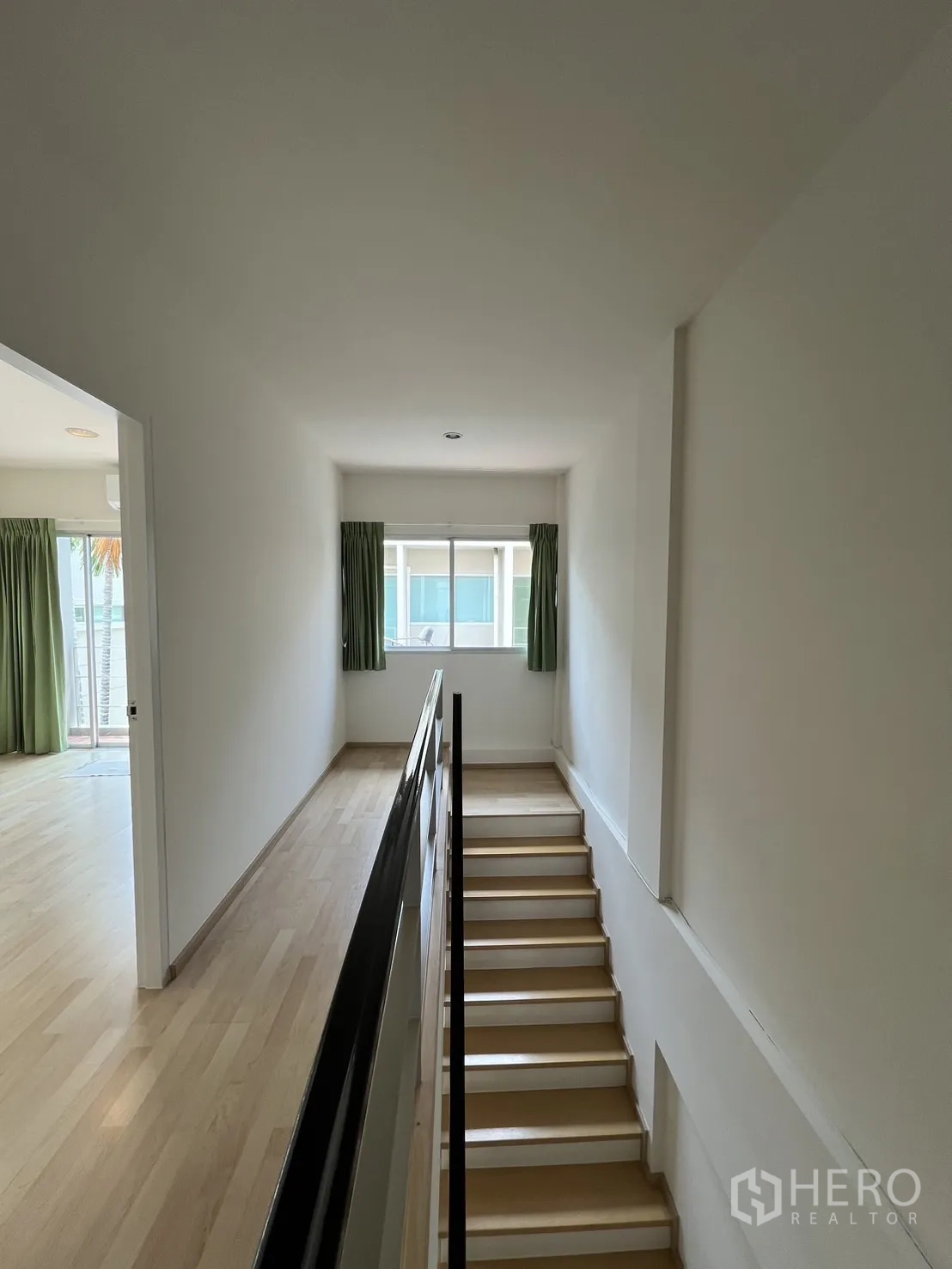 Townhouse for rent in Suan Luang, Bangkok - Bedroom with balcony sliding doors and wall-mounted air conditioner.