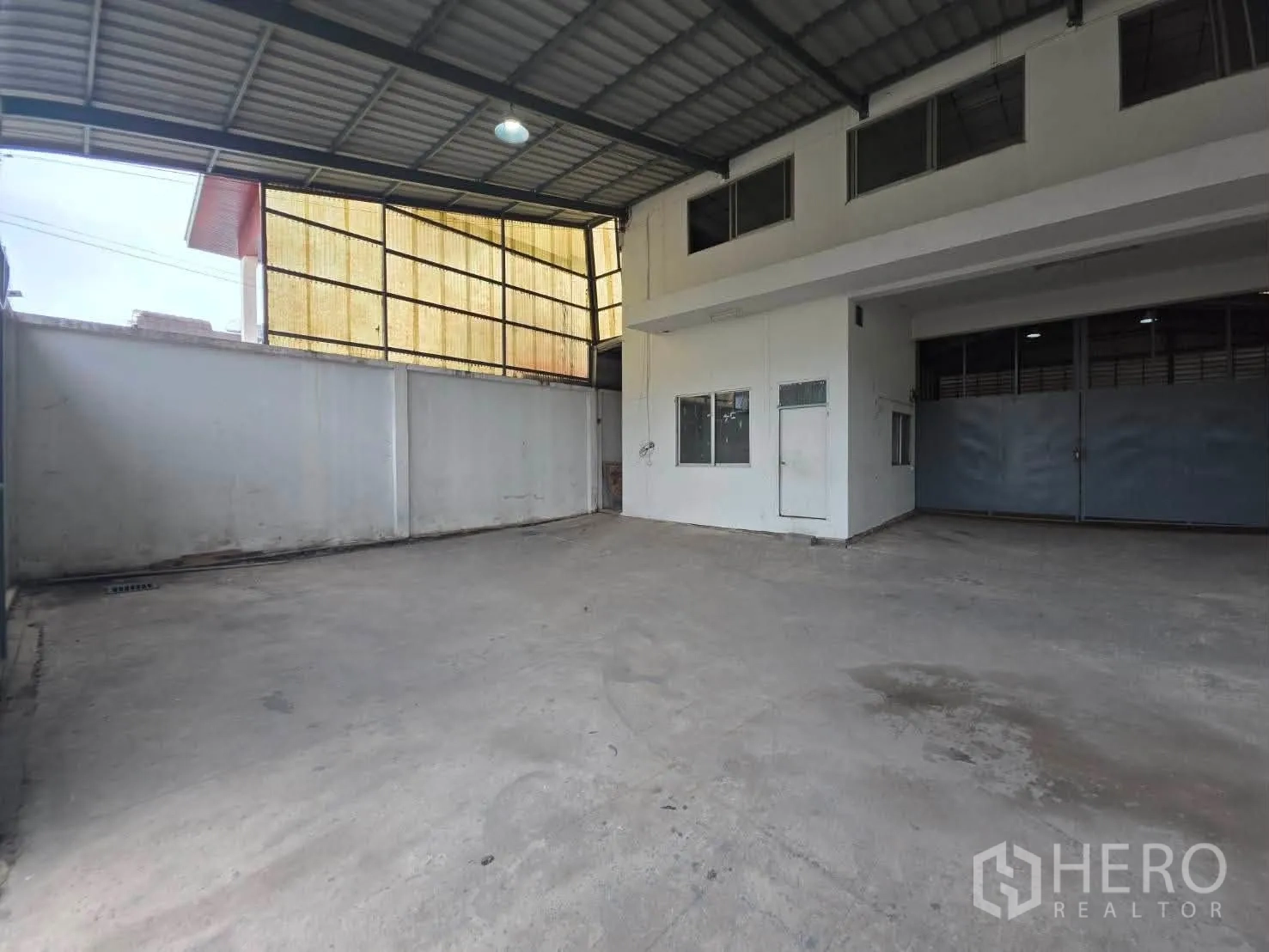 โกดัง for rent or sale in Phra Khanong, Bangkok - ลานโหลดสินค้าขนาดใหญ่มีหลังคาคลุมหน้าอาคารและประตูโกดัง