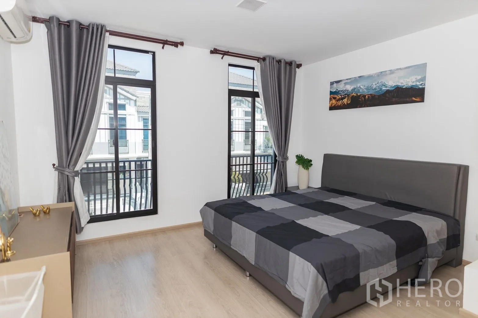 Townhouse for rent in Bang Phli, Samut Prakan - Master bedroom with balcony doors and floor-to-ceiling windows.