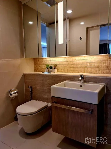 คอนโด ให้เช่าในWatthana, Bangkok - ห้องน้ำร่วมสมัย อ่างล้างหน้าทรงสี่เหลี่ยม กระจกเงา โถสุขภัณฑ์ และไฟส่องผนัง