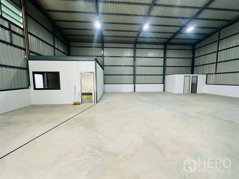 คลังสินค้า ให้เช่าในBang Phli, Samut Prakan - พื้นโกดังโล่งกว้าง มีห้องออฟฟิศกั้นกระจก แสงสว่างทั่วถึง เหมาะเก็บสินค้า/ผลิตเบา