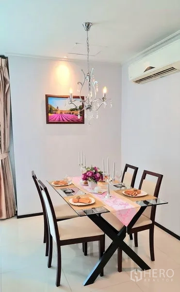 อพาร์ทเมนท์ ให้เช่าในWatthana, Bangkok - มุมรับประทานอาหารโต๊ะกระจก เก้าอี้สี่ตัว และโคมไฟระย้า