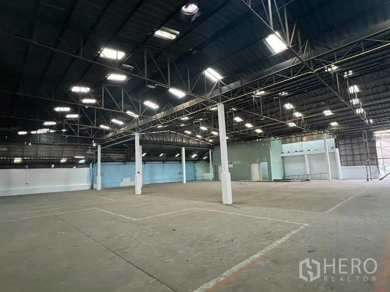 คลังสินค้า ให้เช่าในSamut Prakan - ลานโกดังโล่ง เส้นแบ่งโซนชัดเจนและช่องแสงบนหลังคา