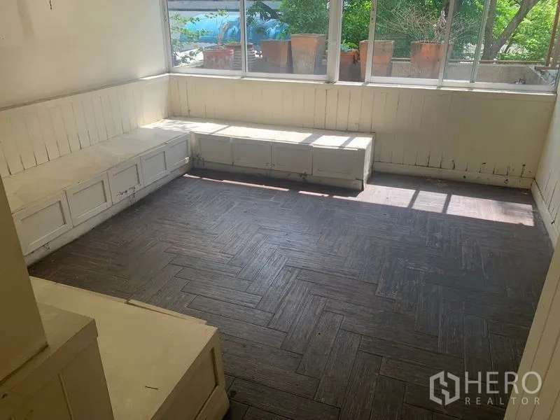 อาคารพาณิชย์ ให้เช่าในWatthana, Bangkok - ห้องมุมสว่าง มีม้านั่งบิวต์อินและหน้าต่างบานใหญ่