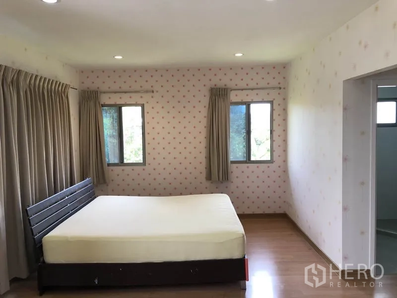 บ้าน ให้เช่าในSuan Luang, Bangkok - ห้องนอนใหญ่ มีหน้าต่างสองด้าน ม่าน และพื้นไม้