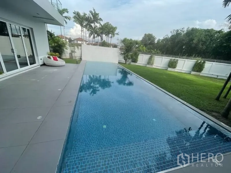 บ้าน ให้เช่าในSuan Luang, Bangkok - สระว่ายน้ำแบบแลป ริมระเบียงปูกระเบื้องและสวนจัดแต่ง พร้อมกำแพงกันสายตา