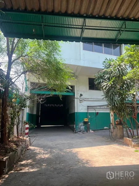 คลังสินค้า ให้เช่าในBang Kho Laem, Bangkok - ลานทางเข้ามองกลับสู่อาคารหลัก พร้อมทางรถเข้าและต้นไม้