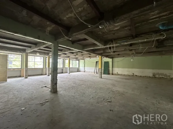 办公空间 出租在Bang Rak, Bangkok - 开放式工作区毛坯，悬挂电缆，多扇窗采光充足。