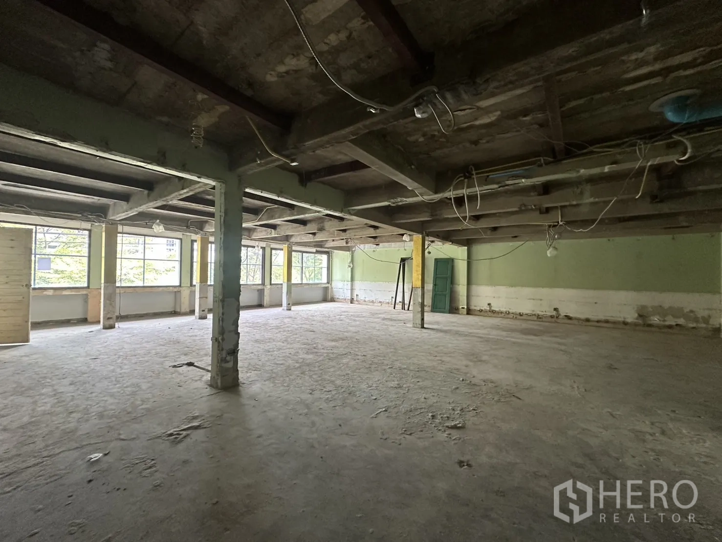 办公空间 出租在Bang Rak, Bangkok - 开放式工作区毛坯，悬挂电缆，多扇窗采光充足。