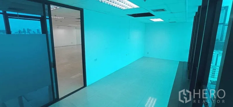 办公空间 出租在Huai Khwang, Bangkok - 小型独立房间，推拉玻璃门连接主开放办公区。