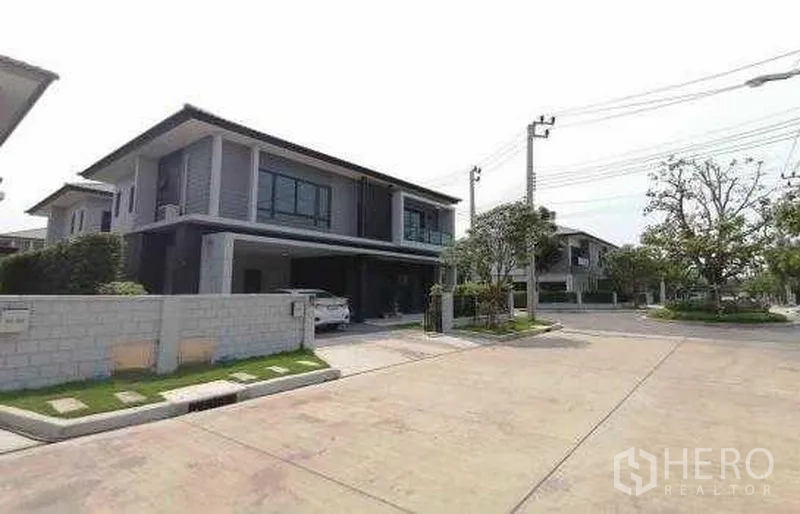 Detached House for sale in Bang Phli, Samut Prakan - Street view of contemporary two-storey detached houses with carport in a Bang Phli estate.