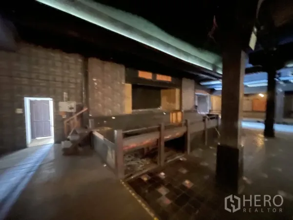 พื้นที่ขายปลีก ให้เช่าในSuan Luang, Bangkok - มุมมองภายในแสดงเวทียกพื้น เสาไม้ และประตูด้านข้าง