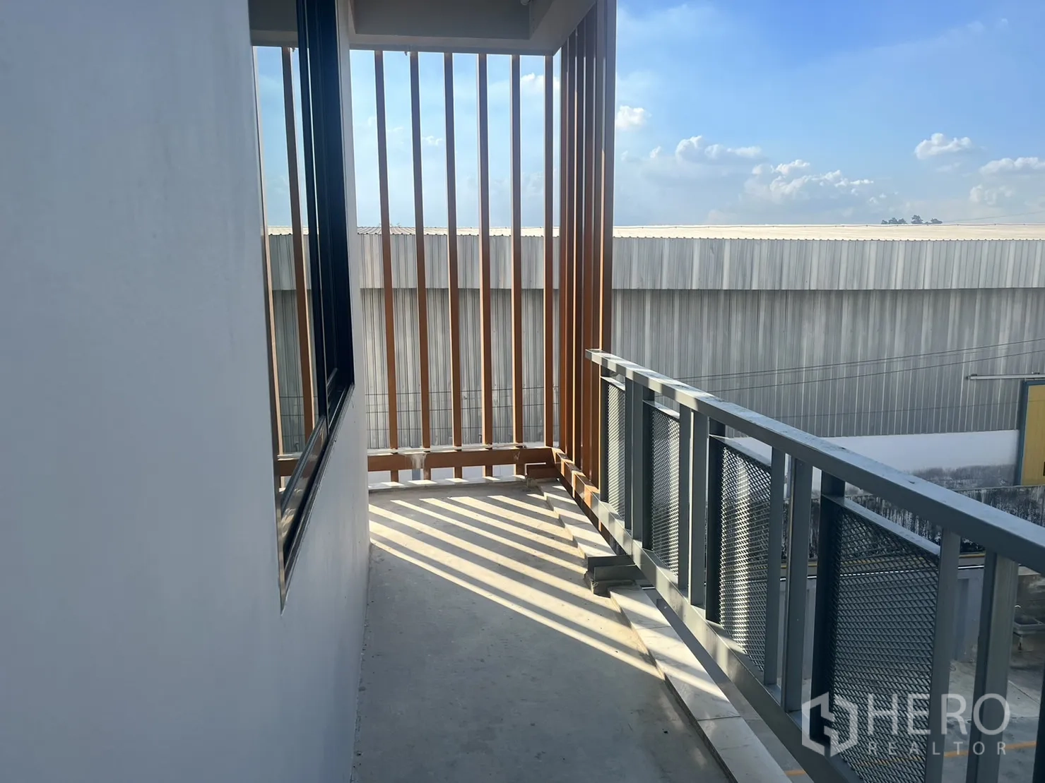 สำนักงาน ให้เช่าในLat Krabang, Bangkok - ระเบียงทางเดินแคบ ราวเหล็ก และระแนงกันแดดแนวตั้ง