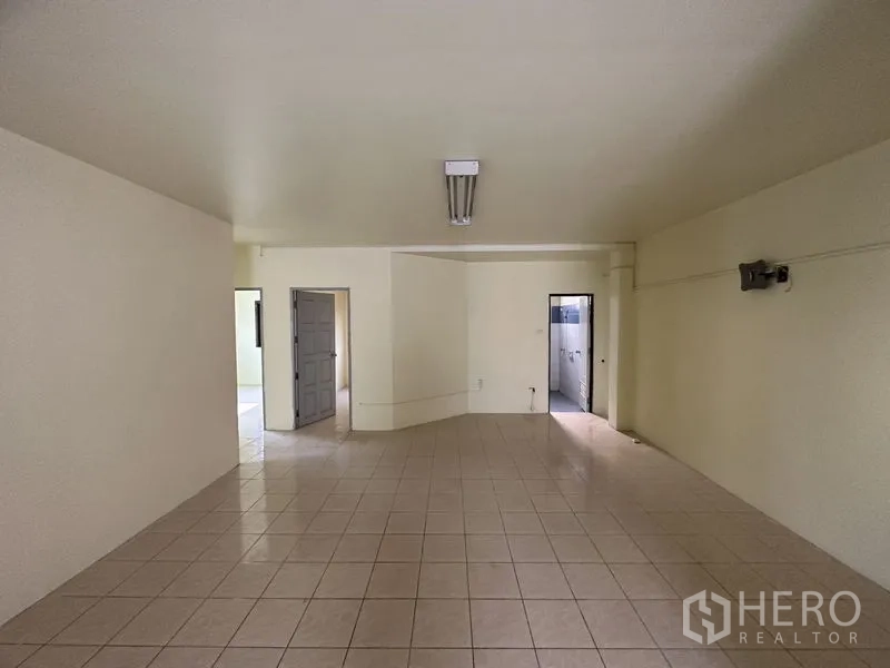 工厂 出租在Bang Bua Thong, Nonthaburi - 整洁的瓷砖办公室，多个出入口并连卫生间