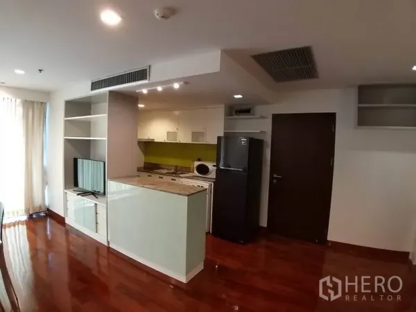 คอนโด ให้เช่าหรือขายในPathum Wan, Bangkok - ครัวขนาดกะทัดรัด พร้อมเคาน์เตอร์บาร์ ชั้นวาง และตู้เย็น
