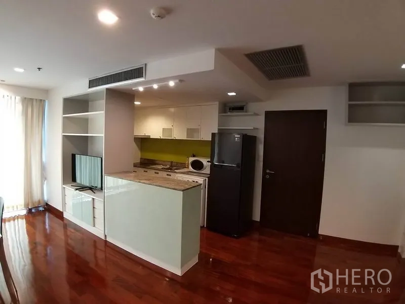 คอนโด ให้เช่าหรือขายในPathum Wan, Bangkok - ครัวขนาดกะทัดรัด พร้อมเคาน์เตอร์บาร์ ชั้นวาง และตู้เย็น