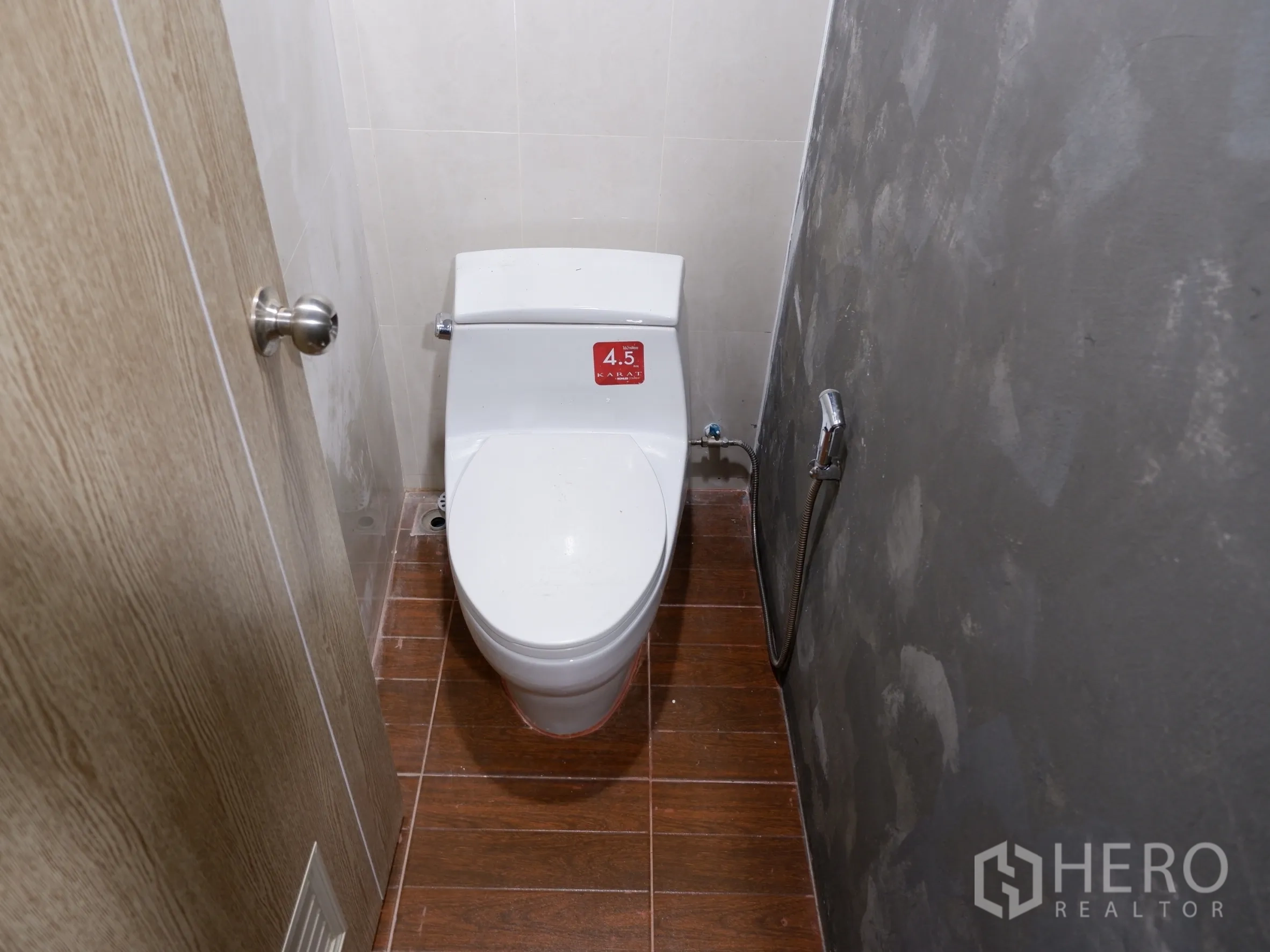 สำนักงานที่บ้าน ขายในBang Rak, Bangkok - สุขาแบบชักโครก พร้อมสายชำระ และพื้นกระเบื้องลายไม้