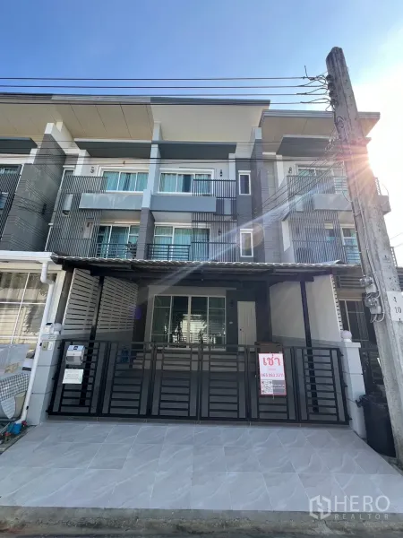 Townhouse for rent in Bang Kapi, Bangkok - Front facade of modern 3-storey townhouse with gated parking.