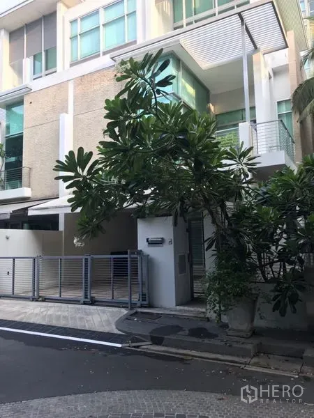 ทาวน์เฮาส์ ให้เช่าหรือขายในChatuchak, Bangkok - ทาวน์เฮ้าส์สมัยใหม่หลายชั้นพร้อมที่จอดรถในรั้วและต้นไม้ใหญ่ ย่านจตุจักร