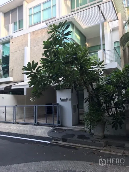 ทาวน์เฮาส์ ให้เช่าหรือขายในChatuchak, Bangkok - ทาวน์เฮ้าส์สมัยใหม่หลายชั้นพร้อมที่จอดรถในรั้วและต้นไม้ใหญ่ ย่านจตุจักร