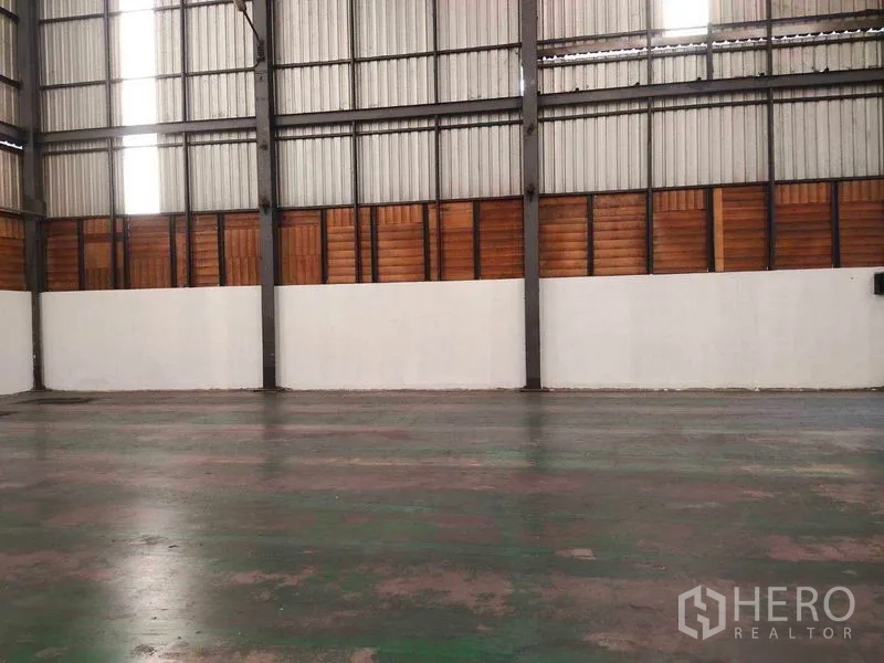 货栈 出租在Mueang Samut Sakhon, Samut Sakhon - 侧墙通风百叶与白色下部墙面，地面为环氧涂层