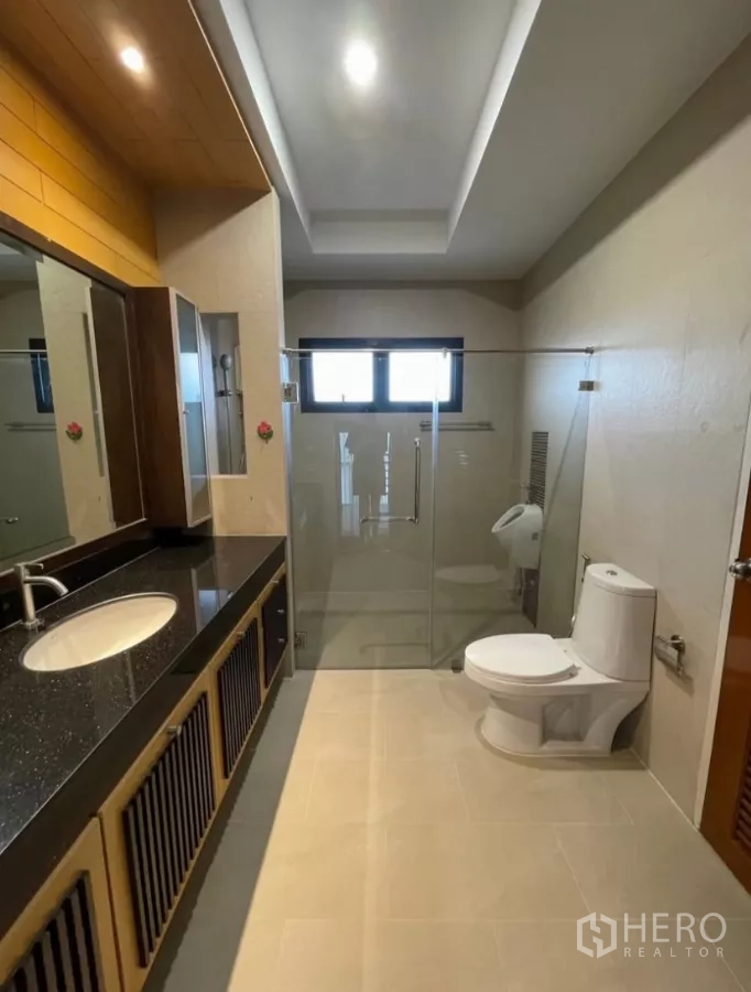 บ้าน ให้เช่าในChatuchak, Bangkok - ห้องน้ำเคาน์เตอร์หินยาว ห้องอาบน้ำกระจก และโถสุขภัณฑ์