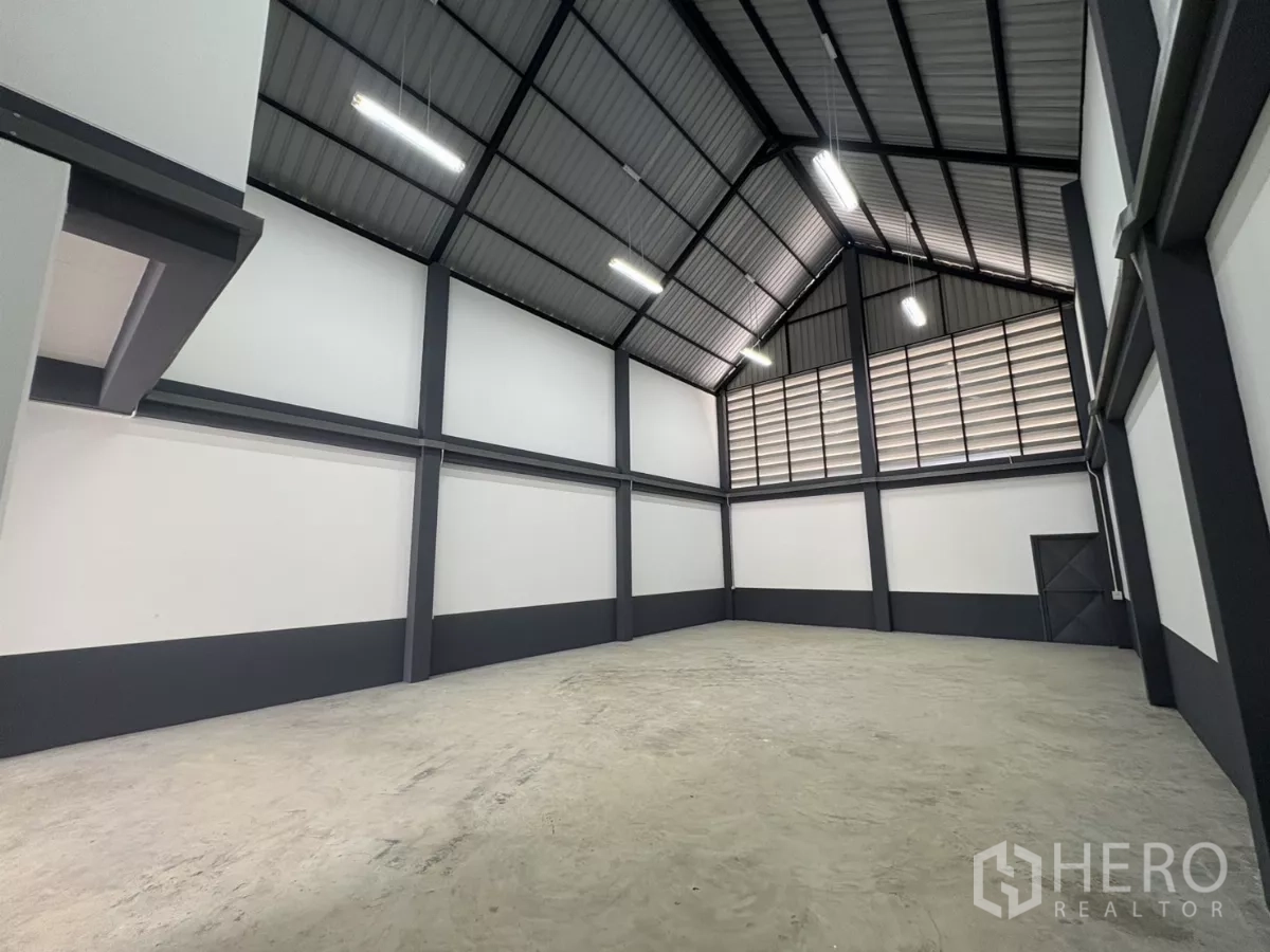 工厂 出租或出售在Bang Bua Thong, Nonthaburi - 大面积储存区，整面百叶通风墙与侧门。