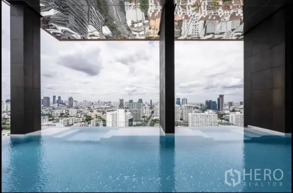 公寓 出租或出售在Watthana, Bangkok - 空中无边际泳池，带镜面顶棚，俯瞰曼谷天际线。