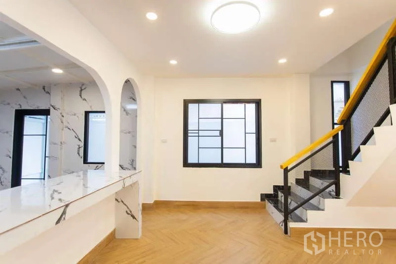 สำนักงานที่บ้าน ขายในHuai Khwang, Bangkok - รายละเอียดเคาน์เตอร์โค้งมองเข้าครัว และบันไดขึ้นชั้นบน